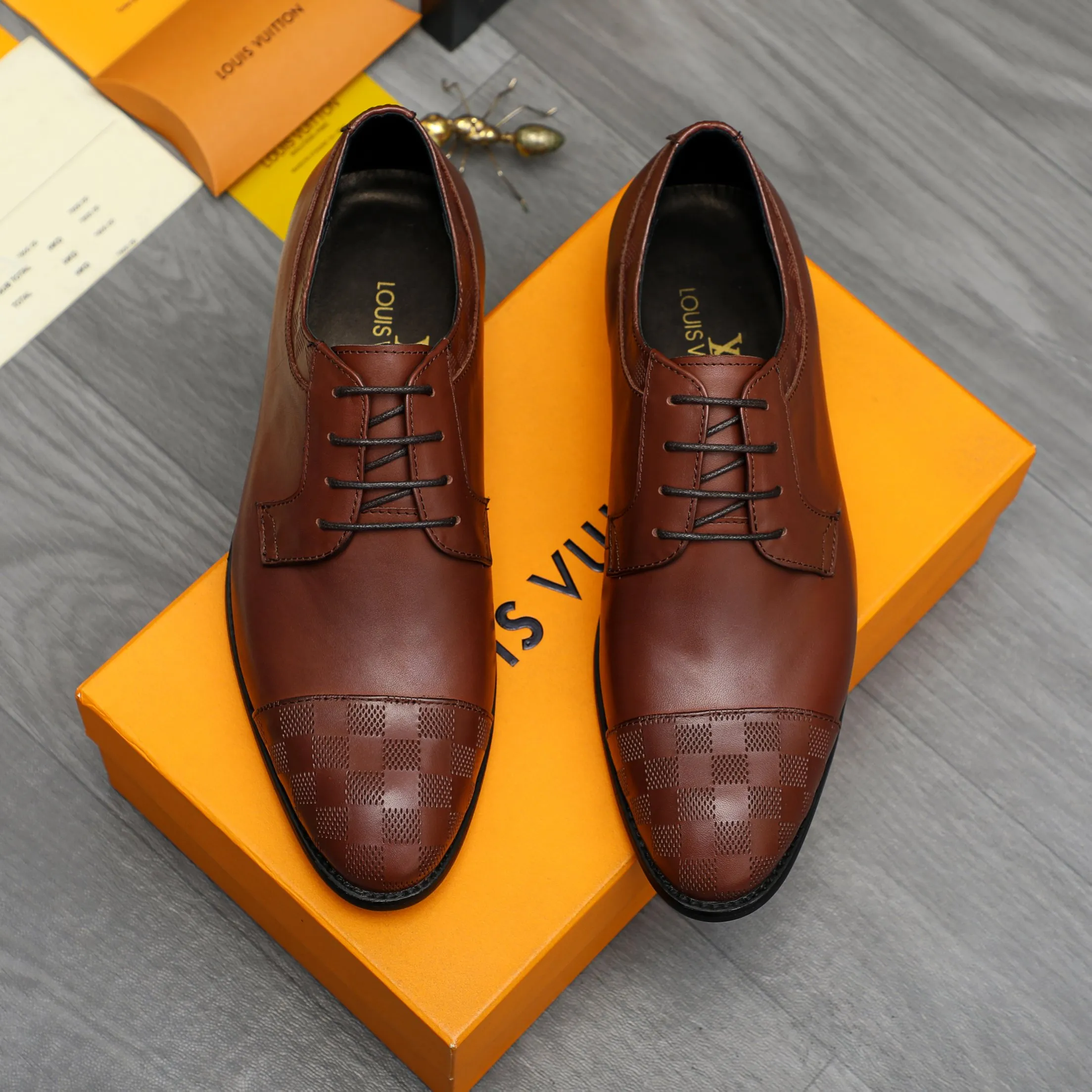 Men's shoes 💰p460 Product trademark: LV (Louis Vuitton) business lace-up leather shoes True size: 39-44 Product material: Selected cowhide stitching classic embossed upper, cowhide lining, original rubber outsole